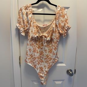 Never Worn! White and Peach floral bodysuit from Pink Lily.